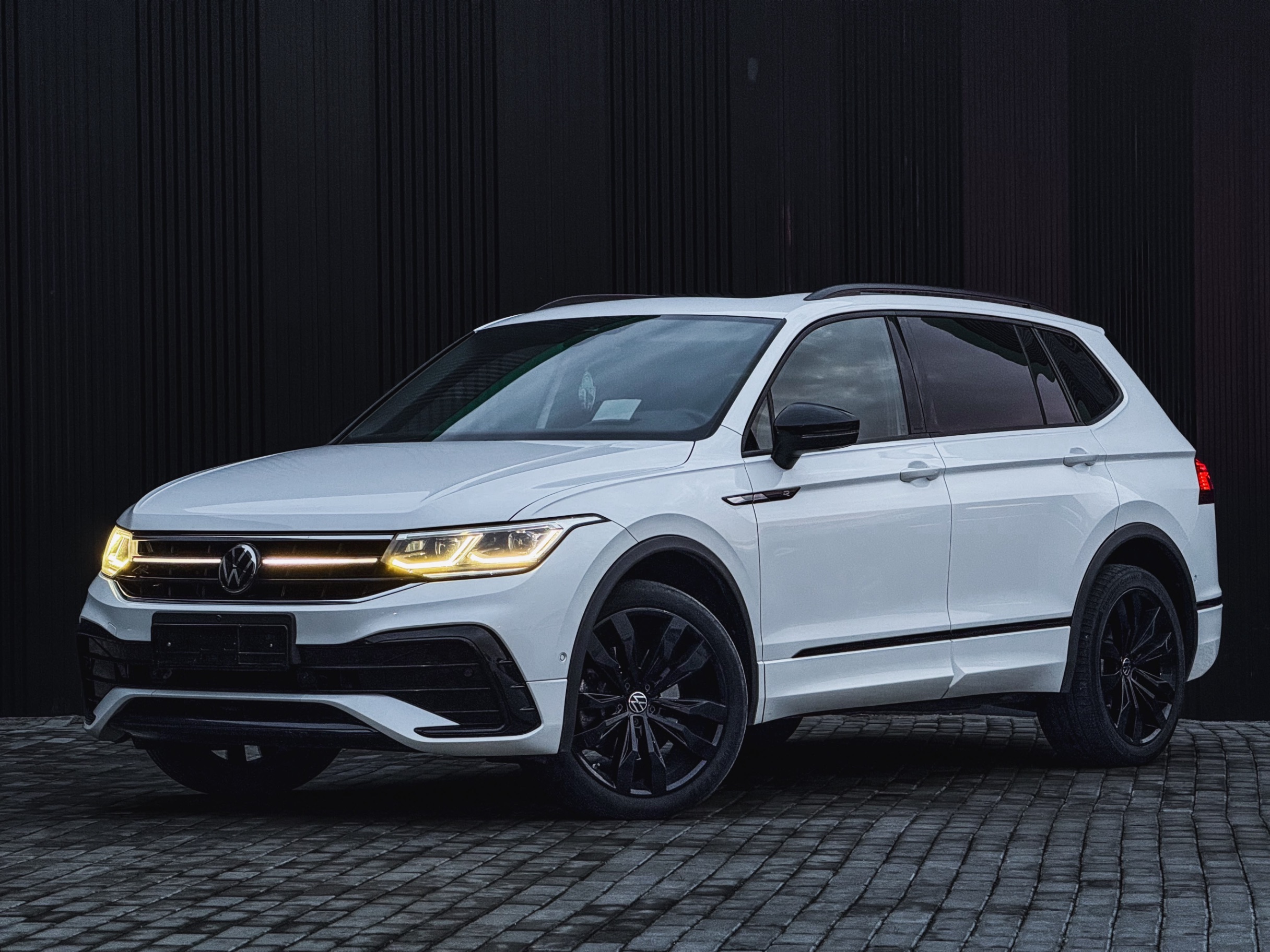 Volkswagen Tiguan 2.0 TDI R-LINE – Foto 1